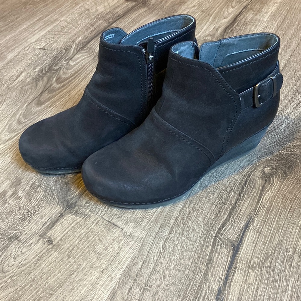 EUC women’s black suade Dansko wedge boots, size 38